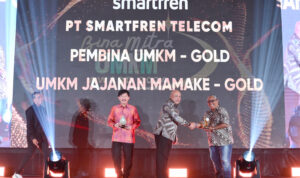 Direktur Smartfren Marco Sumampouw dan mitra binaan UMKM Smartfren menerima Bina UMKM Award 2024 (Dok. Humas Smartfren / Seputarsumatera.com)
