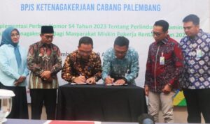 BPJS Ketenagakerjaan bersama Dinsos Musi Banyuasin menandatangani perjanjian kerjasama, dalam menjalankan Implementasi Perbup Nomor 54 Tahun 2023 tentang Perlindungan Jaminan Sosial Ketenagakerjaan Bagi Masyarakat Miskin Pekerja Rentan Tahun 2025. (Dok. Humas BPJS Ketenagakerjaan Kanwil Palembang)