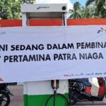 Pemasangan spanduk pembinaan oleh Pertamina Patra Niaga Sumbagsel di SPBU di Prabumulih yang ketahuan berbuat curang (Dok. Humas Pertamina Patra Niaga Sumbagsel / Seputarsumatera.com)
