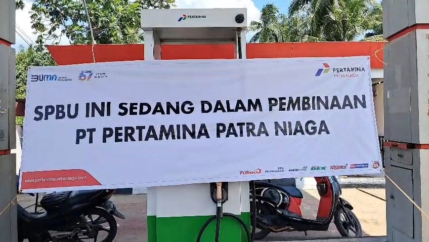 Pemasangan spanduk pembinaan oleh Pertamina Patra Niaga Sumbagsel di SPBU di Prabumulih yang ketahuan berbuat curang (Dok. Humas Pertamina Patra Niaga Sumbagsel / Seputarsumatera.com)