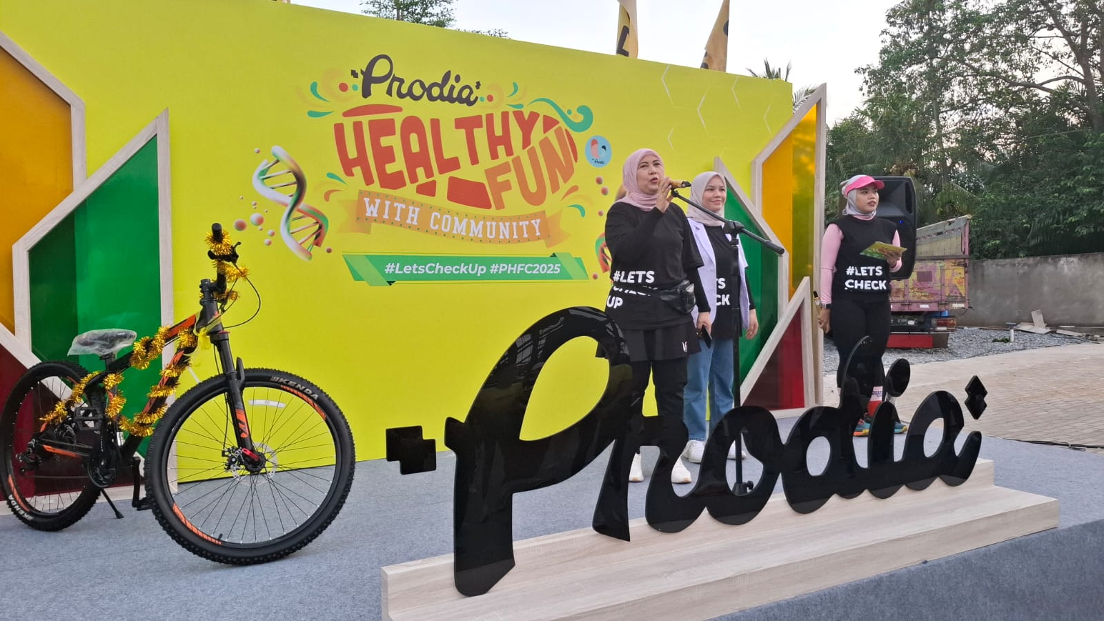 Kacab Prodia Palembang Ermayati saat membuka event 5K Fun Run 'Prodia Healthy and Fun With Community ' di Palembang (Seputarsumatera.com)
