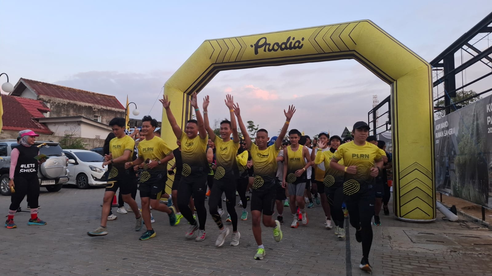 Antusiasme para peserta Prodia Healthy and Fun With Community saat memulai olahraga 5K Fun Run, Sabtu (23/8/25) (Seputarsumatera.com)