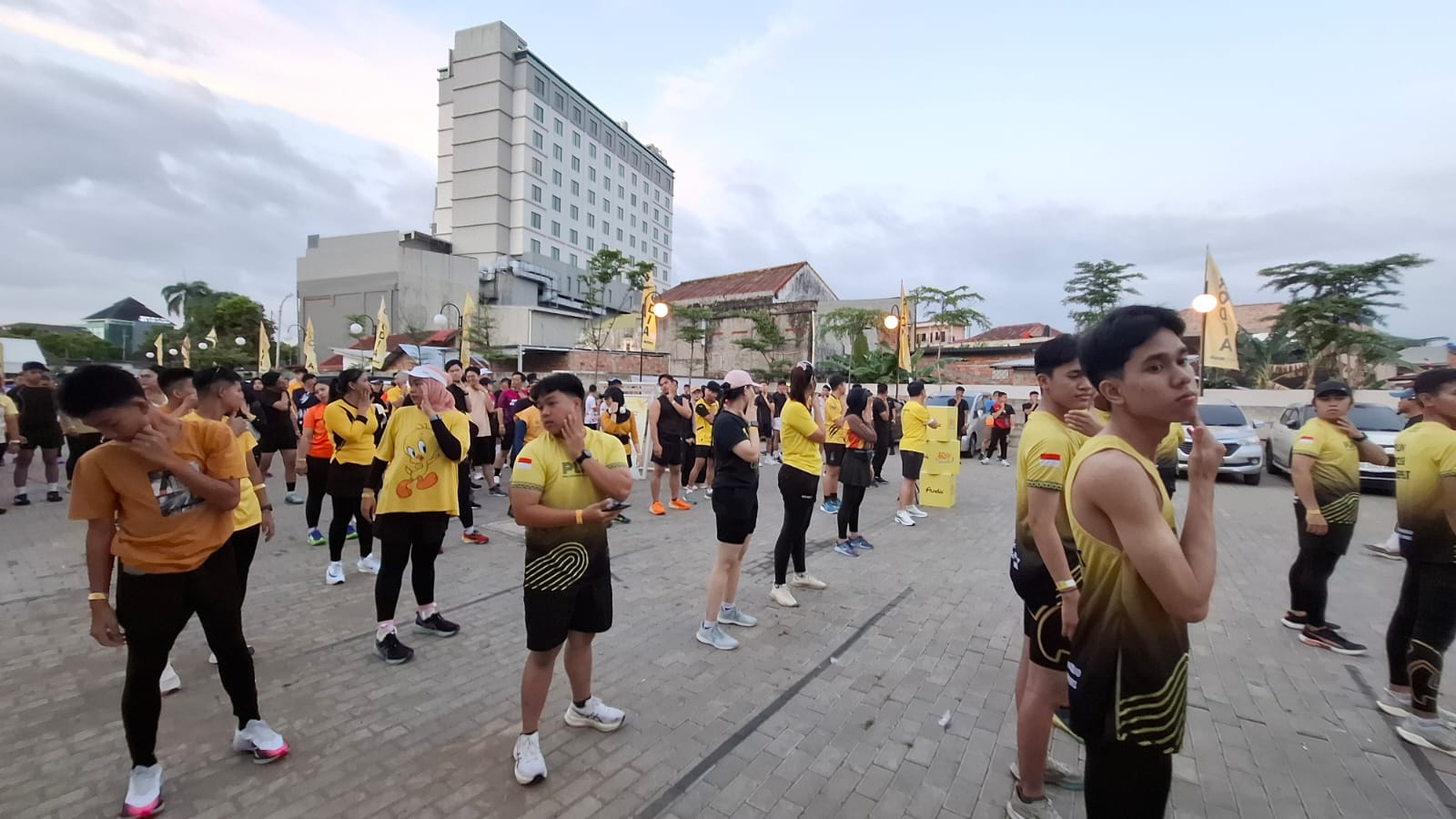 Sebelum memulai olahraga 5K Fun Run Prodia Healthy and Fun With Community, para peserta yang sudah datang sejak Sabtu (23/8/25) subuh, melakukan pemanasan terlebih dahulu, di halaman Kopi Nako Palembang (Seputarsumatera.com)