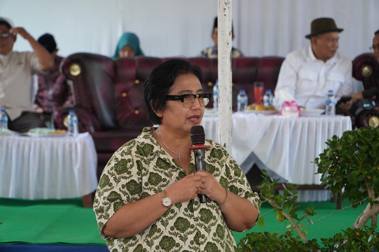Anggota Komisi IX DPR RI Irma Suryani mengapresiasi program MBG yang disalurkan BGN di OKU Timur Sumsel (Dok. Humas BGN)