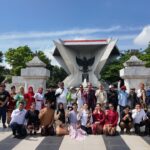 Para seniman di Sumsel kompak merayakan peringatan Kemerdekaan Indonesia, dengan menggelar upacara pengibaran bendera di pelataran Monpera Palembang Sumsel (Seputarsumatera.com)