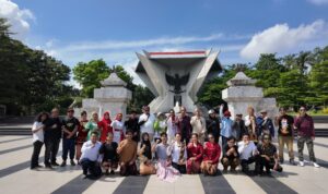 Para seniman di Sumsel kompak merayakan peringatan Kemerdekaan Indonesia, dengan menggelar upacara pengibaran bendera di pelataran Monpera Palembang Sumsel (Seputarsumatera.com)