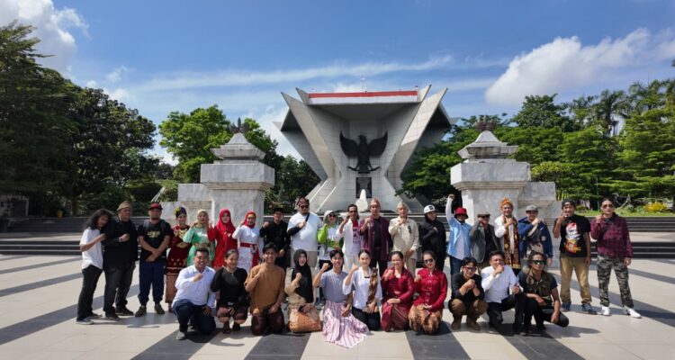 Para seniman di Sumsel kompak merayakan peringatan Kemerdekaan Indonesia, dengan menggelar upacara pengibaran bendera di pelataran Monpera Palembang Sumsel (Seputarsumatera.com)
