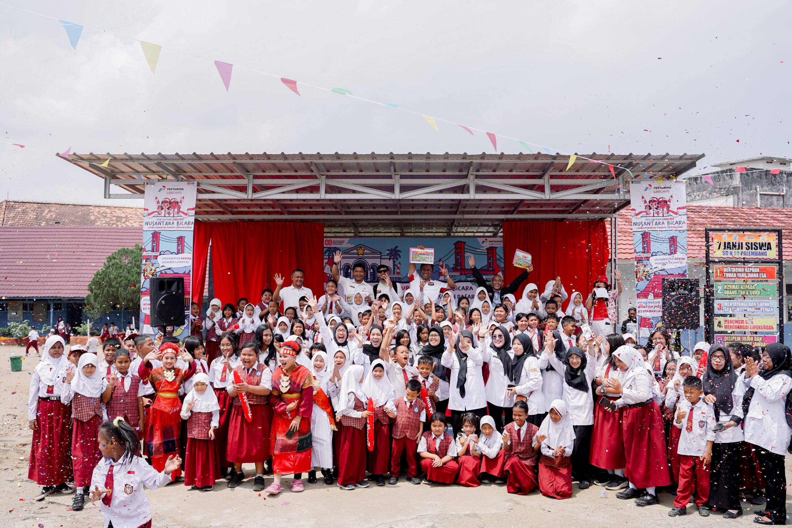 Foto bersama ratusan siswa, guru, dan perwakilan Pertamina Lubricants dalam kemeriahan Nusantara Bicara MotoGP Pertamina Enduro MotoGP di SDN 39 Palembang (Dok. Humas Pertamina Enduro / Seputarsumatera.com)