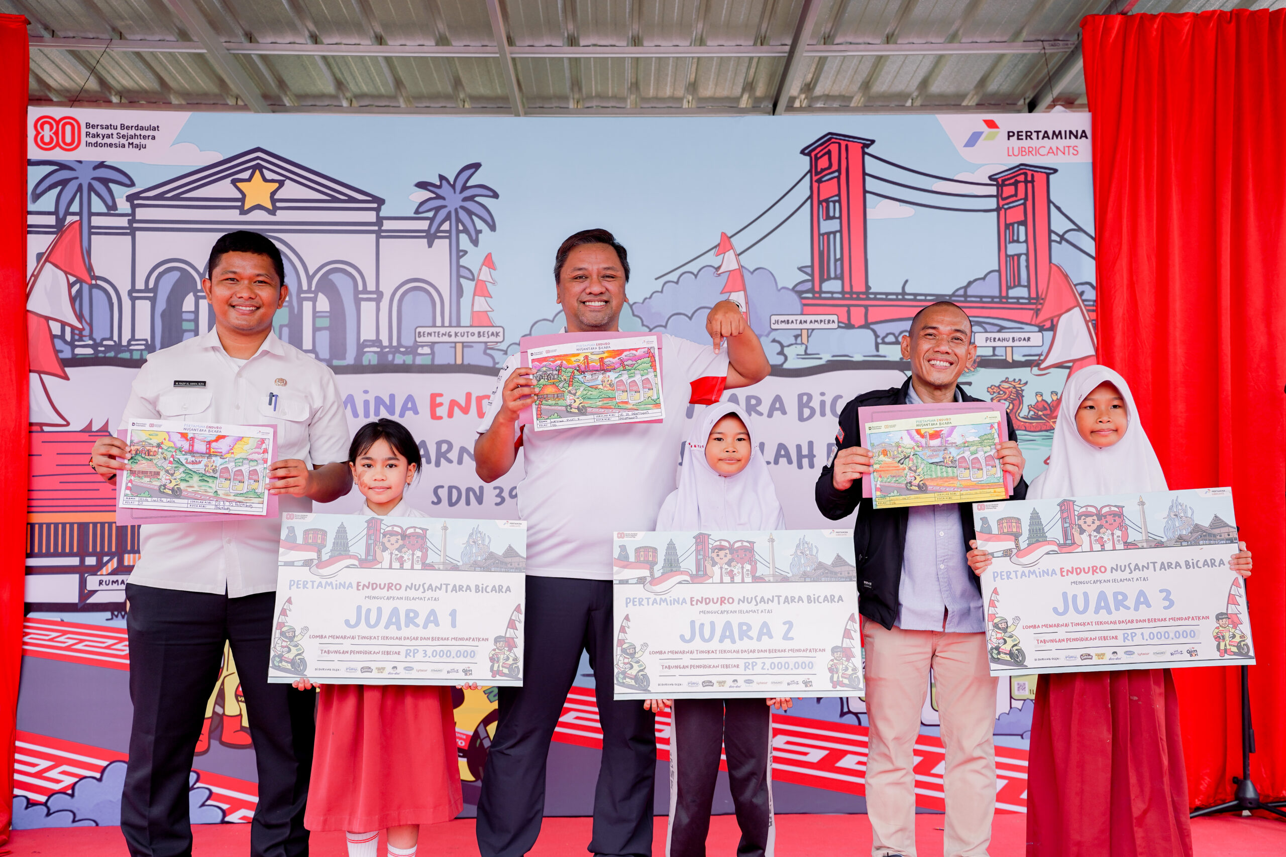Para pemenang lomba mewarnai Pertamina Enduro Nusantara Bicara berfoto bersama (Dok. Humas Pertamina Enduro / Seputarsumatera.com)
