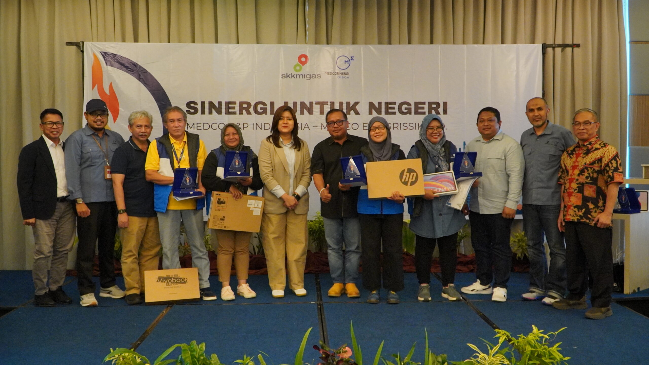 Bersama panitia dan juri, ini dia 5 orang Lomba Karya Tulis Jurnalistik Industri Hulu Migas 2025 yang diselenggarakan KKKSMedco E&P Indonesia dan KKKS Medco E&P Grissik Ltd. (Dok. Humas KKKS Medco E&P Indonesia dan KKKS Medco E&P Grissik Ltd)