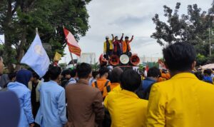 Aksi mahasiswa Palembang di depan gedung DPRD Sumsel (Fenny Selly / Seputarsumatera.com) Aksi mahasiswa Palembang di depan gedung DPRD Sumsel (Fenny Selly / Seputarsumatera.com)