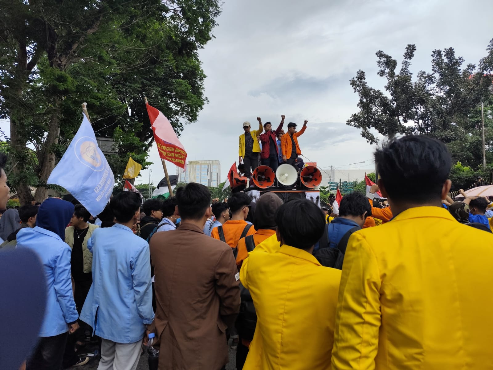 Aksi mahasiswa Palembang di depan gedung DPRD Sumsel (Fenny Selly / Seputarsumatera.com)