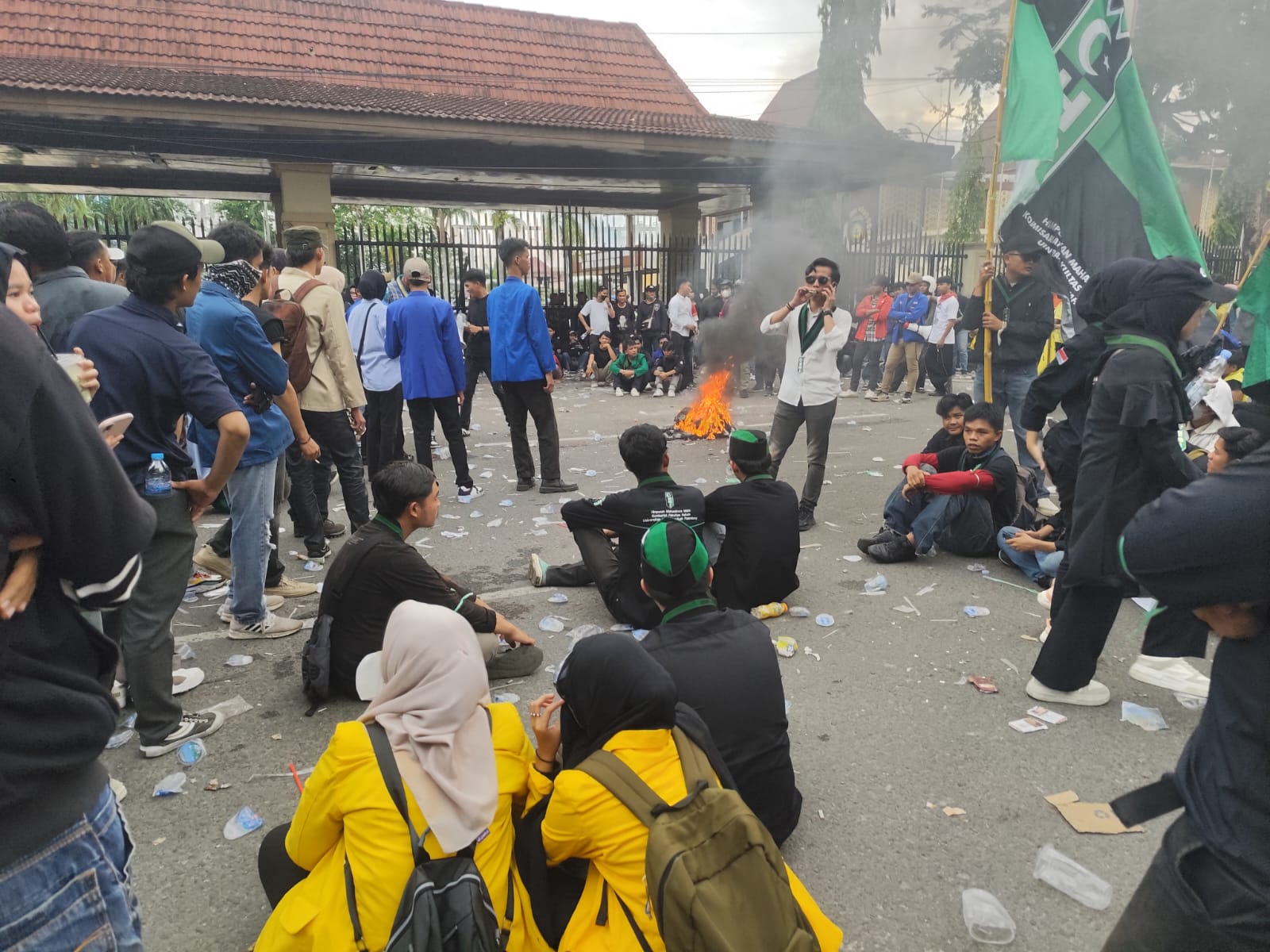 Aksi mahasiswa Palembang di depan gedung DPRD Sumsel (Fenny Selly / Seputarsumatera.com) 
