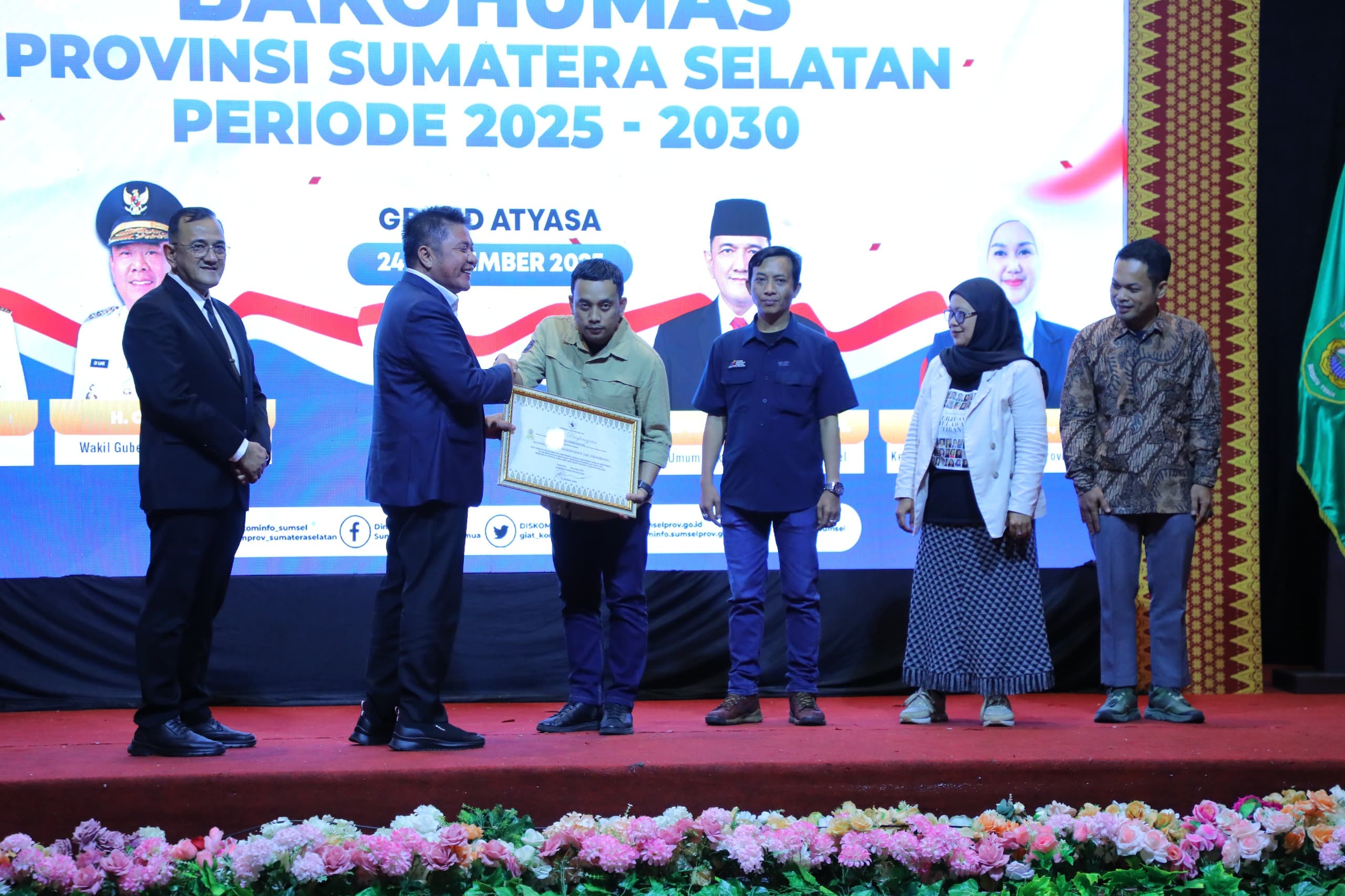 Pemprov Sumsel turut memberikan penghargaan kepada mitra strategis seperti AJI Palembang yang diterima Ketua AJI Palembang Fajar Wiko (Seputarsumatera.com)
