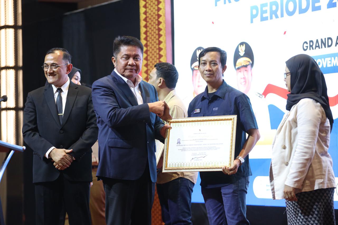 Pemprov Sumsel turut memberikan penghargaan kepada mitra strategis seperti AMSI Sumsel yang diterima Ketua AMSI Sumsel Ardhy Fitriansyah (Seputarsumatera.com)