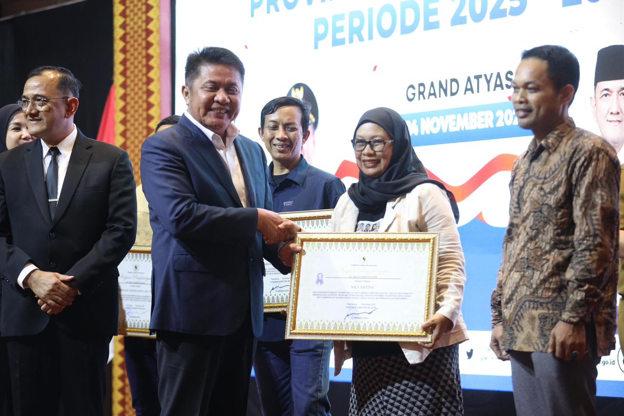Salah satu trainer cek fakta Nila Ertina mendapatkan penghargaan dari Pemprov Sumsel atas kontribusi mereka dalam menjaga ekosistem informasi yang sehat dan bertanggung jawab di Sumsel (Seputarsumatera.com)
