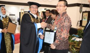 Kepala BPSDM ESDM Prahoro Yulijanto Nurtjahy menyerahkan penghargaan Vyatra Bala Pratama Tahun 2025 dari Politeknik Energi dan Mineral (PEM) Akamigas Cepu ke Pertamina Drilling yang diterima langsung oleh Abimanyu Suryadi, VP Human Capital Pertamina Drilling (Dok. Humas Pertamina Drilling / Seputarsumatera.com) Kepala BPSDM ESDM Prahoro Yulijanto Nurtjahy menyerahkan penghargaan Vyatra Bala Pratama Tahun 2025 dari Politeknik Energi dan Mineral (PEM) Akamigas Cepu ke Pertamina Drilling yang diterima langsung oleh Abimanyu Suryadi, VP Human Capital Pertamina Drilling (Dok. Humas Pertamina Drilling / Seputarsumatera.com)