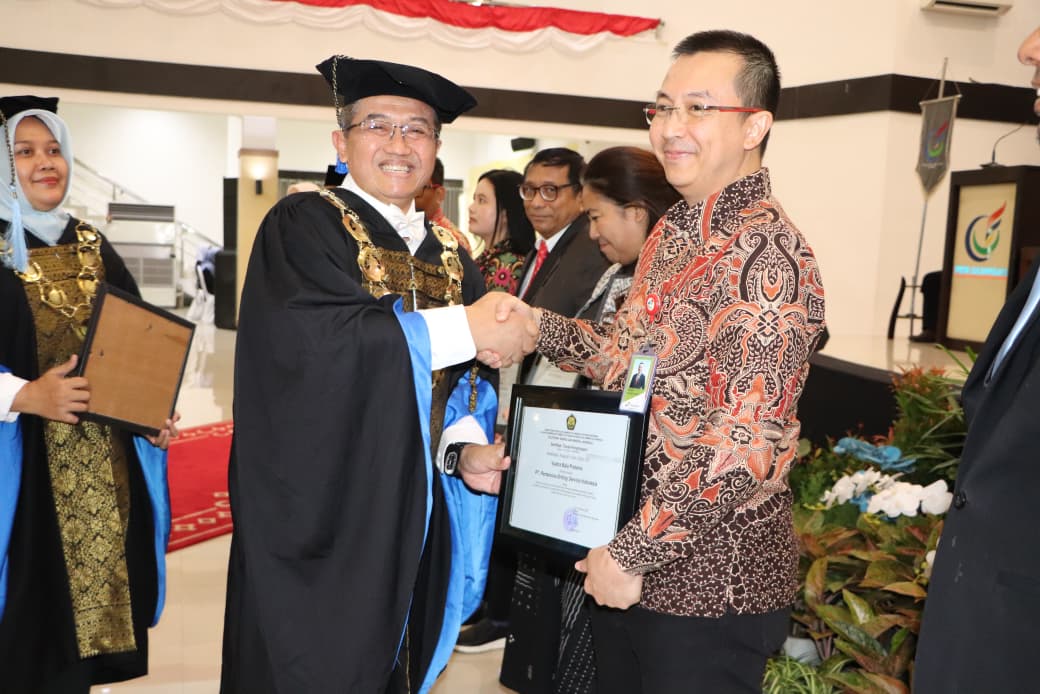 Kepala BPSDM ESDM Prahoro Yulijanto Nurtjahy menyerahkan penghargaan Vyatra Bala Pratama Tahun 2025 dari Politeknik Energi dan Mineral (PEM) Akamigas Cepu ke Pertamina Drilling yang diterima langsung oleh Abimanyu Suryadi, VP Human Capital Pertamina Drilling (Dok. Humas Pertamina Drilling / Seputarsumatera.com)