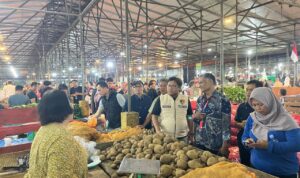 Bank Indonesia bersama TPID Sumsel meninjau harga bahan pokok di Pasar Jakabaring Palembang (Dok. Humas Bank Indonesia Sumsel / Seputarsumatera.com) Bank Indonesia bersama TPID Sumsel meninjau harga bahan pokok di Pasar Jakabaring Palembang (Dok. Humas Bank Indonesia Sumsel / Seputarsumatera.com)