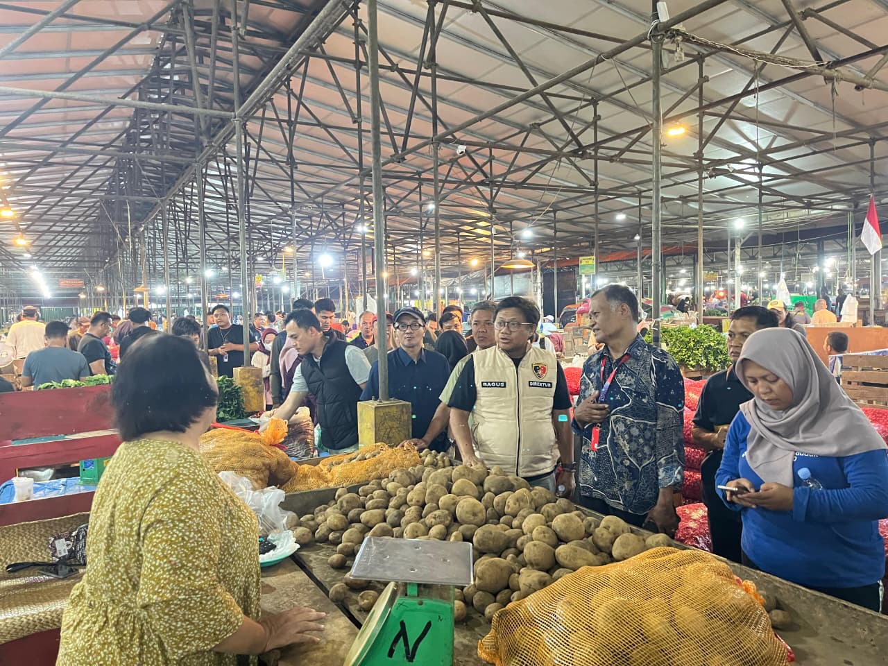 Bank Indonesia bersama TPID Sumsel meninjau harga bahan pokok di Pasar Jakabaring Palembang (Dok. Humas Bank Indonesia Sumsel / Seputarsumatera.com)