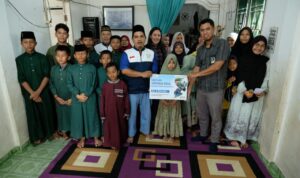 Merayakan HUT ke-8 'Refining Legacy', PT Kilang Pertamina Internasional (KPI), keluarga besar Refinery Unit (RU) III Plaju Palembang menyalyrkan santunan di delapan panti asuhan dan yayasan sosial di Palembang (Dok. Humas Pertamina / Seputarsumatera.com)