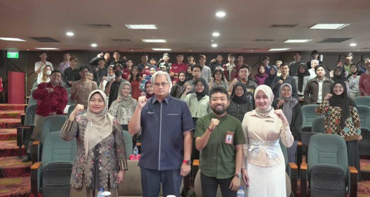 Ade Barkah, Assistant Manager PT Pertamina Drilling Services Indonesia (Pertamina Drilling) yang hadir sebagai pembicara utama, dalam acara Airlangga Career & Internship Series yang diadakan oleh Pusat Pembinaan Karier dan Alumni (PPKA) UNAIR Surabaya (Dok. Humas Pertamina Drilling / Seputarsumatera.com)