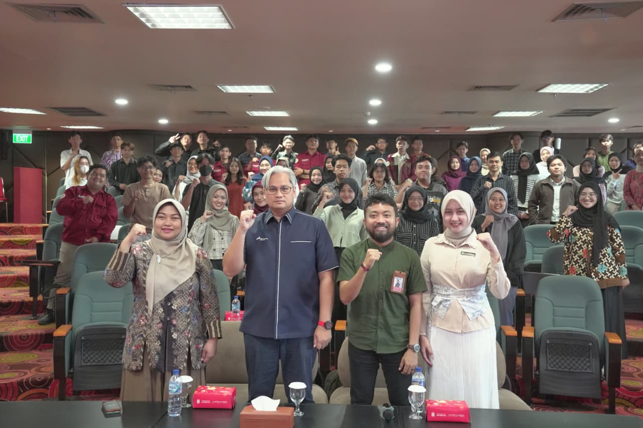 Ade Barkah, Assistant Manager PT Pertamina Drilling Services Indonesia (Pertamina Drilling) yang hadir sebagai pembicara utama, dalam acara Airlangga Career & Internship Series yang diadakan oleh Pusat Pembinaan Karier dan Alumni (PPKA) UNAIR Surabaya (Dok. Humas Pertamina Drilling / Seputarsumatera.com)