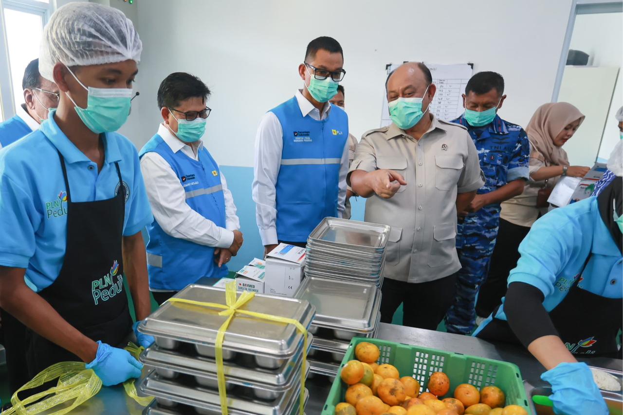 Pengecekan dapur SPPG setelah PLN (Persero), Badan Gizi Nasional (BGN) dan TNI Angkatan Udara (AU) meresmikan bantuan fasilitas Dapur 2 Satuan Pelayanan Pemenuhan Gizi (SPPG) Lanud Atang Sendjaja di Kabupaten Bogor Jabar (Dok. Humas PLN / Seputarsumatera.com)