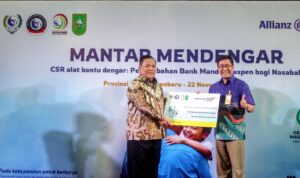 Momen Penyerahan Simbolis Program Mantap Mendengar oleh Plt. Direktur Utama Bank Mandiri Taspen, Maswar Purnama dan Plt. Gubernur Riau, Sofyan Franyata Hariyanto di RSUD Arifin Achmad (Dok. Humas Bank Mandiri Taspen / Seputarsumatera.com)