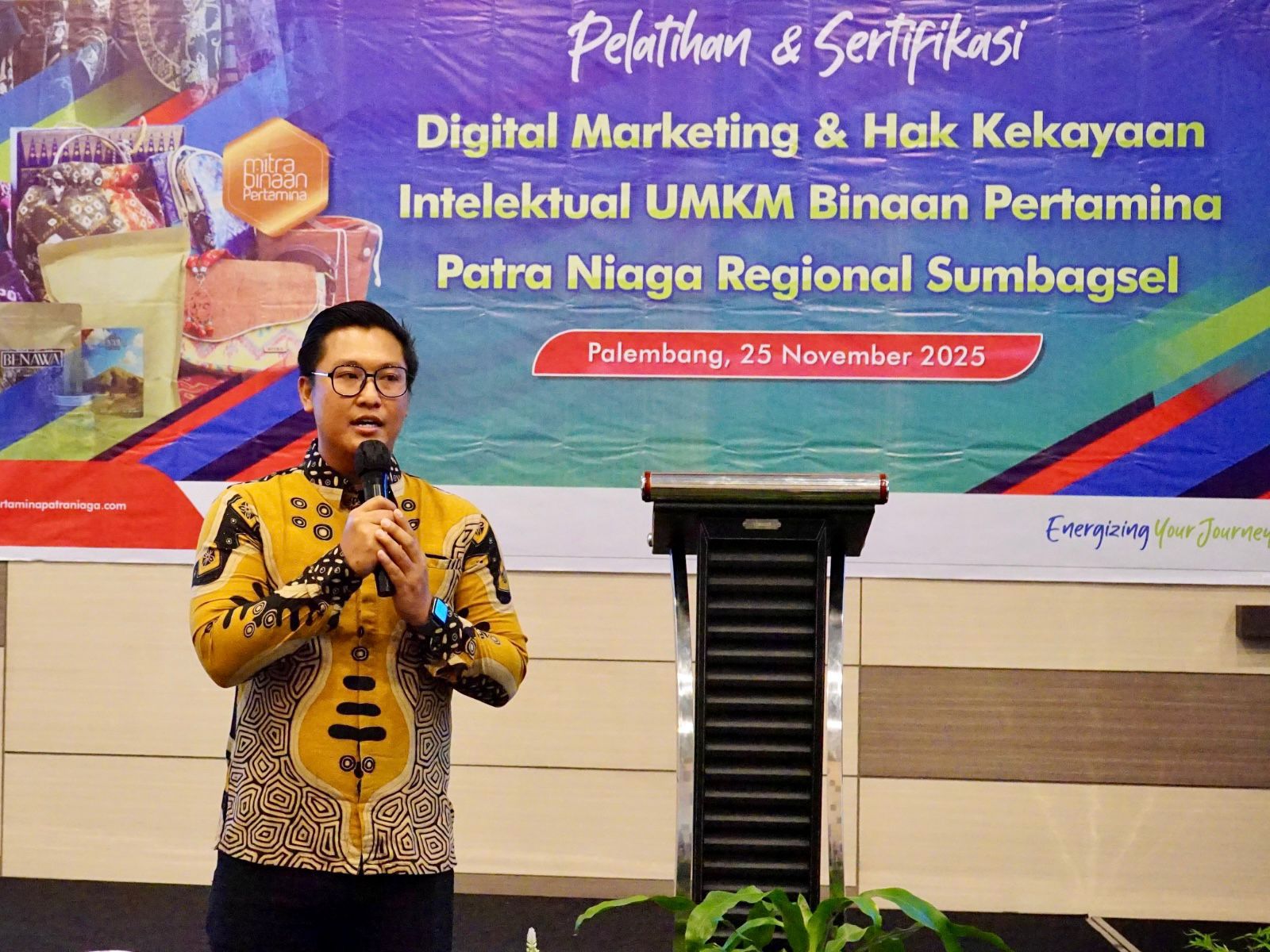 M. Febri Pebriadi, Analis Kekayaan Intelektual Ahli Muda dari Kantor Kemenkumham Sumsel saat mengisi Pelatihan dan Sertifikasi “Digital Marketing dan Hak Kekayaan Intelektual UMKM Binaan Pertamina Patra Niaga Regional Sumbagsel” secara hybrid di Harper Hotel Palembang (Dok. Humas Pertamina Patra Niaga Sumbagsel / Seputarsumatera.com)
