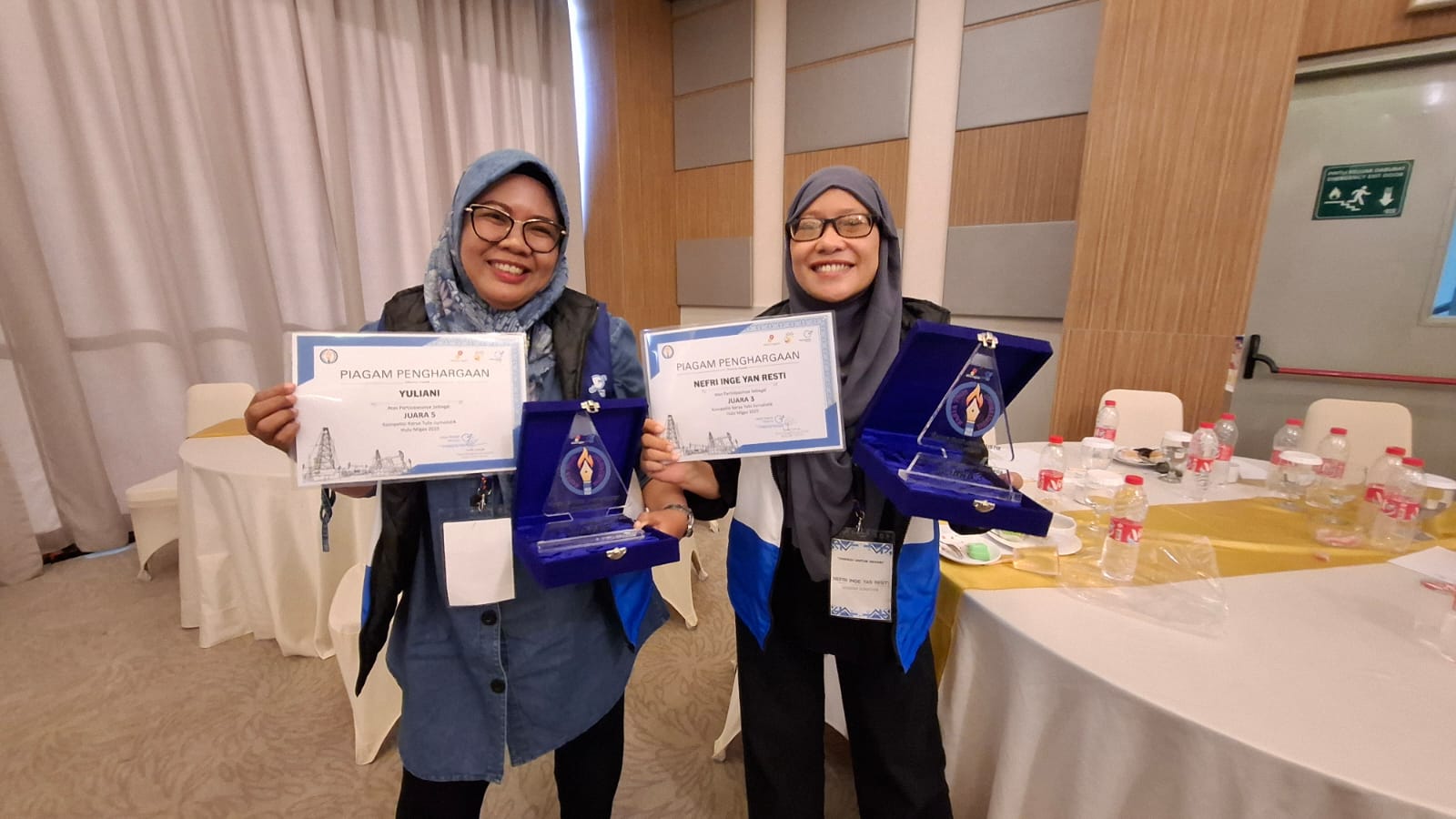 Yuliani dari IDN Times (kiri) meraih Juara 5 dan Nefri Inge dari Seputarsumatera.com (kanan) meraih Juara 3 Lomba Karya Tulis Jurnalistik Industri Hulu Migas 2025, yang diumumkan di Hotel Santika Radial Palembang (Nefri Inge / Seputarsumatera.com)