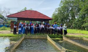 Sebanyak 30 siswa SD Tamansiswa Sungai Gerong belajar dan mengeksplorasi dunia perikanan dalam tajuk Belida Field Trip, yang menjadi bagian program TJSL Belida Musi Lestari PT Kilang Pertamina Internasional (KPI) RU III Plaju Palembang Sumsel (Dok. Humas KPI RU III Plaju Palembang / Seputarsumatera.com)