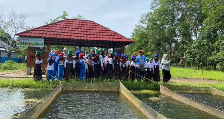 Sebanyak 30 siswa SD Tamansiswa Sungai Gerong belajar dan mengeksplorasi dunia perikanan dalam tajuk Belida Field Trip, yang menjadi bagian program TJSL Belida Musi Lestari PT Kilang Pertamina Internasional (KPI) RU III Plaju Palembang Sumsel (Dok. Humas KPI RU III Plaju Palembang / Seputarsumatera.com)