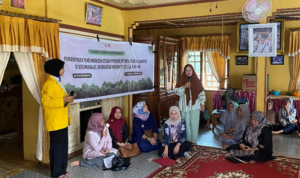 Tim Pengabdian Universitas Sriwijaya (Unsri) melaksanakan kegiatan pengabdian masyarakat di Desa Meranjat Kecamatan Indralaya Selatan (Dok. Humas Unsri / Seputarsumatera.com)