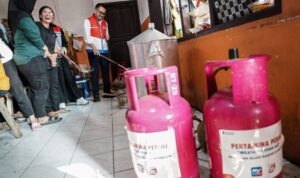 Direktur Utama Pertamina Patra Niaga, Mars Ega Legowo Putra saat mengunjungi Dapur Umum di Posko BPBD Provinsi Sumut pada Senin (1/12) (Dok. Humas Pertamina Patra Niaga / Seputarsumatera.com)