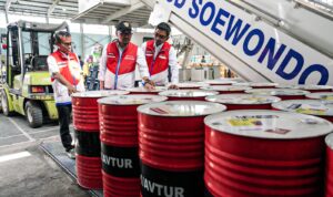 Direktur Utama Pertamina Patra Niaga, Mars Ega Legowo Putra saat mengecek persiapan pengiriman Avtur dan BBM ke Sibolga melalui jalur udara menggunakan Pesawat Hercules (Dok. Humas Pertamina Patra Niaga / Seputarsumatera.com)