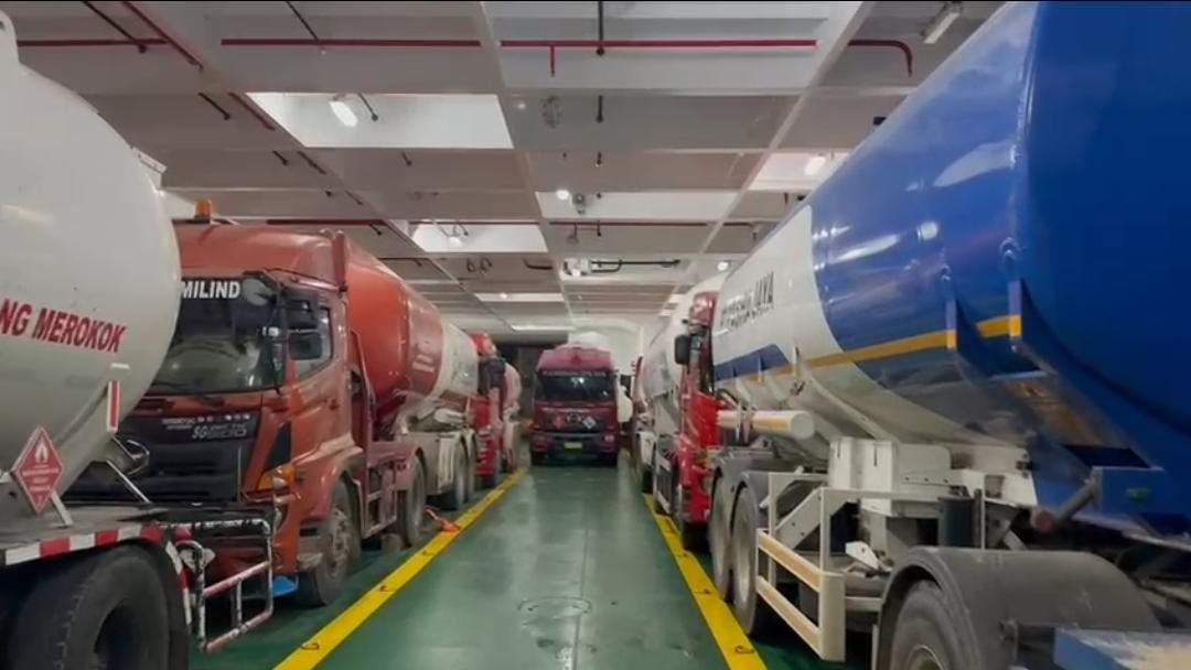 Pengiriman Mobil Tangki BBM dan Skind Tank LPG menggunakan jalur laut ke Aceh (Dok. Humas Pertamina Patra Niaga / Seputarsumatera.com) 
