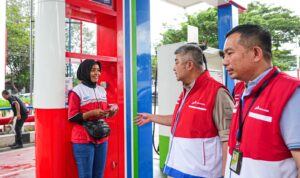 Wakil Direktur Utama Pertamina Patra Niaga, Achmad Muchtasyar saat melakukan koordinasi penyaluran BBM dan LPG dalam percepatan pemulihan energi di Aceh pada Jumat (5/12) di Fuel Terminal Krueng Raya, Aceh (Dok. Humas Pertamina Patra Niaga /Seputarsumatera.com)