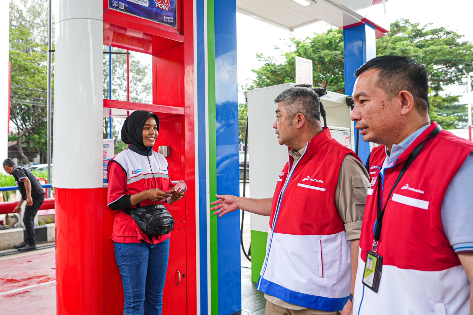 Wakil Direktur Utama Pertamina Patra Niaga, Achmad Muchtasyar saat melakukan koordinasi penyaluran BBM dan LPG dalam percepatan pemulihan energi di Aceh pada Jumat (5/12) di Fuel Terminal Krueng Raya, Aceh (Dok. Humas Pertamina Patra Niaga /Seputarsumatera.com)