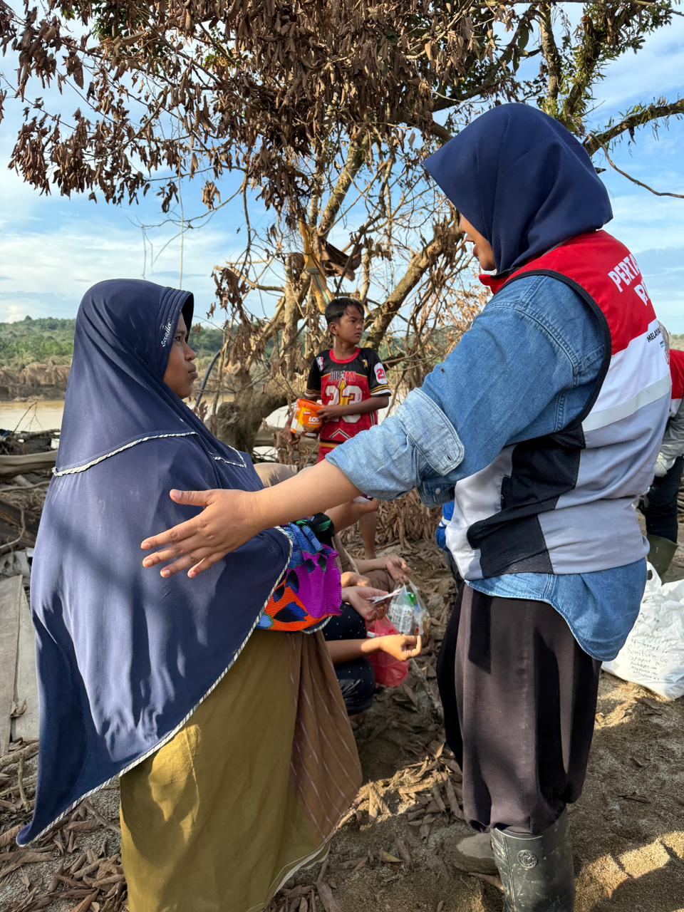 dr. Haryati, salah satu tim medis relawan Pertamina Peduli sedang memeriksa ibu hamil di Kampung Sunting, Aceh Tamiang. Kampung Sunting terdampak bencana cukup berat, menyebabkan akses kesehatan terbatas bagi warga (Dok. Humas Pertamina Patra Niaga / Seputarsumatera.com)