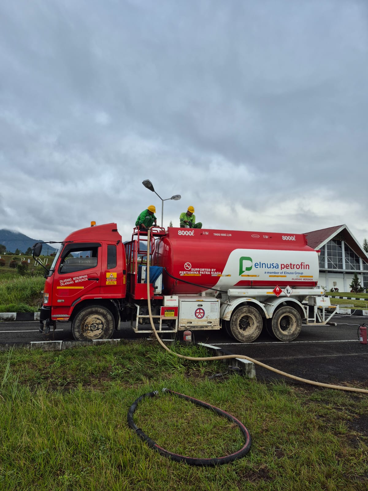 Kedatangan Armada Mobil Tangki BBM Pertamina di SPBU Takengon disambut haru oleh masyarakat. Pertamina berhasil melakukan distribusi ke Takengon, Aceh Tengah sejak Jumat, 19 Desember 2025 (Dok. Humas Pertamina Patra Niaga / Seputarsumatera.com)