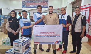 Dua direksi Pertamina Drilling, Direktur Keuangan dan Penunjang Bisnis, Theo Satria serta Direktur Pemasaran dan Pengembangan Jufrihadi saat menyerahkan bantuan Sumbar ke Wali Kota Padang (Dok. Humas Pertamina Drilling / Seputarsumatera.com)