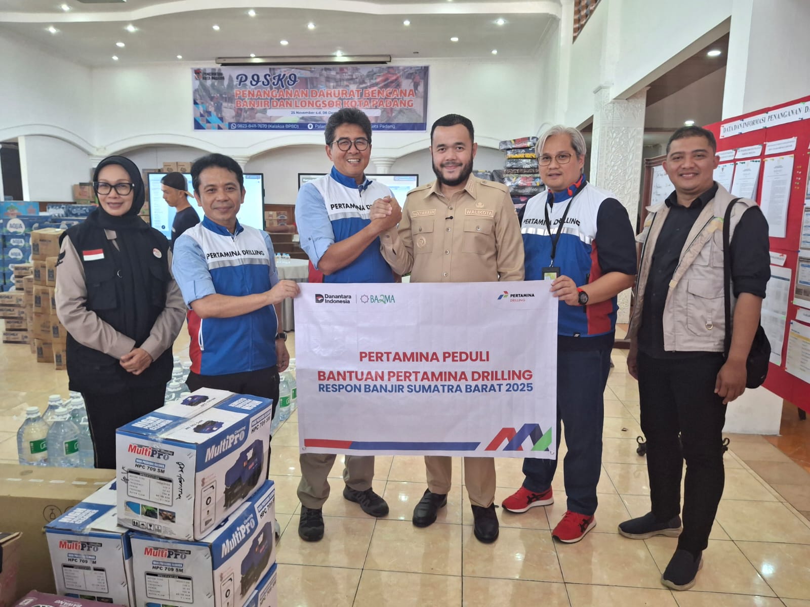 Dua direksi Pertamina Drilling, Direktur Keuangan dan Penunjang Bisnis, Theo Satria serta Direktur Pemasaran dan Pengembangan Jufrihadi saat menyerahkan bantuan Sumbar ke Wali Kota Padang (Dok. Humas Pertamina Drilling / Seputarsumatera.com)