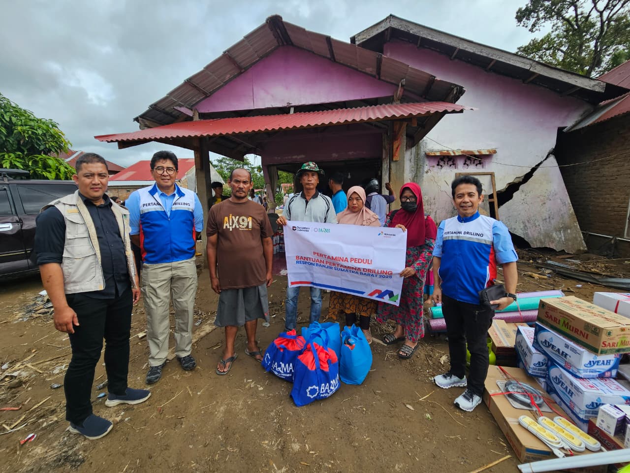 Dua direksi Pertamina Drilling, Direktur Keuangan dan Penunjang Bisnis, Theo Satria serta Direktur Pemasaran dan Pengembangan Jufrihadi saat menyerahkan bantuan Sumbar ke warga terdampak bencana (Dok. Humas Pertamina Drilling / Seputarsumatera.com)