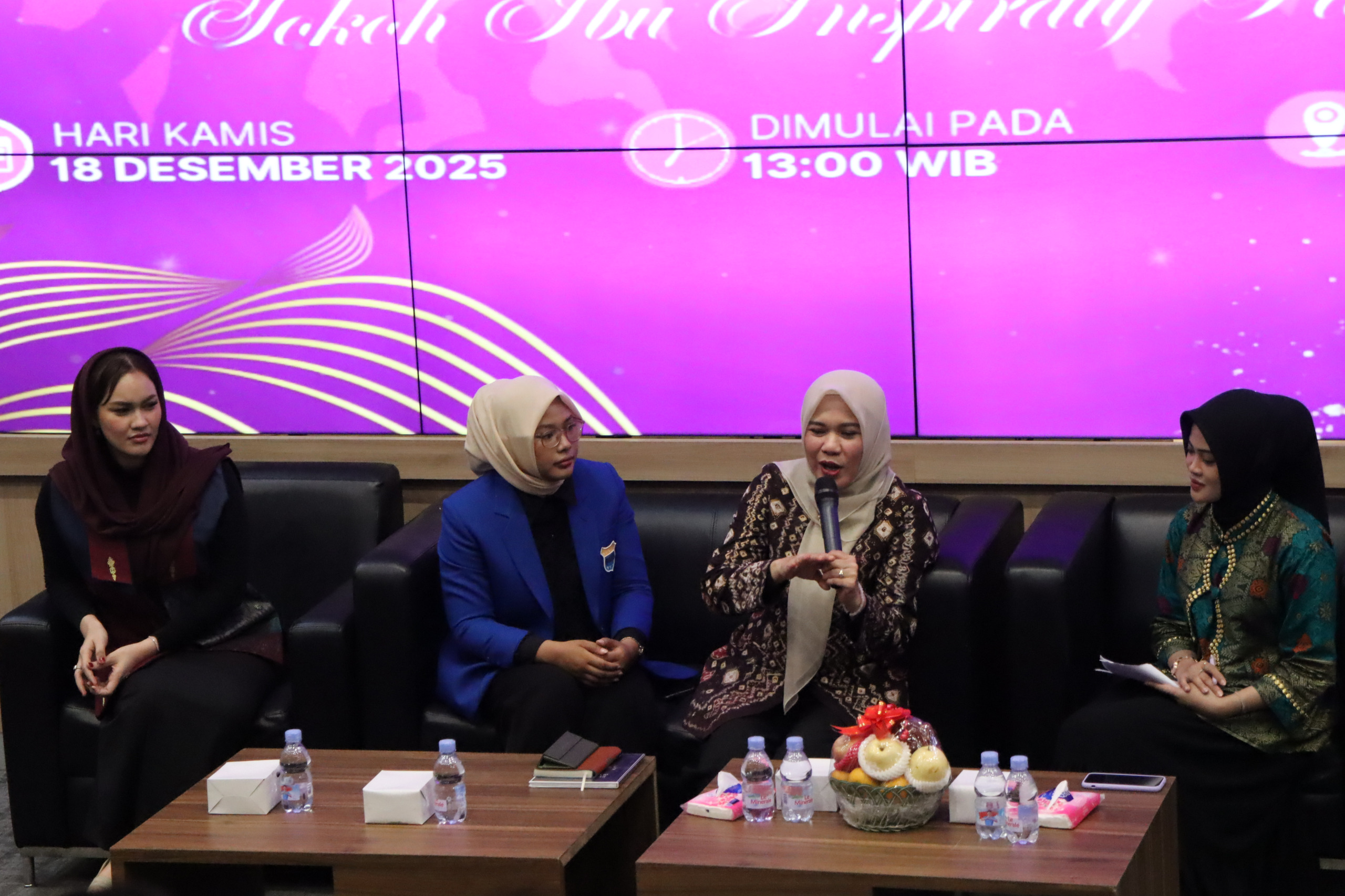 taf Ahli Tim Penggerak Pemberdayaan dan Kesejahteraan Keluarga (TP PKK) Kota Palembang, Putri Azizah Prima Salam bersama Anggota DPR RI, Kartika Sandra Desi, menjadi narasumber dalam kegiatan Penganugerahan Tokoh Ibu Inspiratif (Dok. Humas Kominfo Palembang / Seputarsumatera.com)