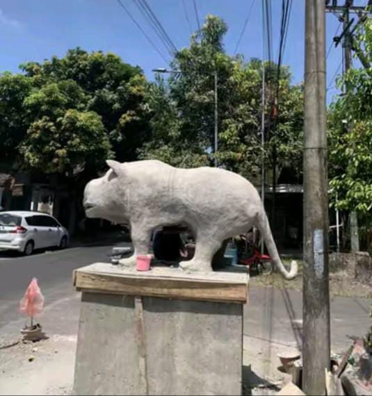 Pembangunan patung Macan Putih di Kabupaten Kediri Jatim sebelum rampung pengecatan (Dok. TikTok @saustartar / Seputarsumatera.com)