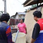 Pertamina melalui program Pertamina Peduli menyalurkan bantuan air bersih ke wilayah Kebun Tanah Kerban, Karang Baru, Aceh tamiang, Aceh, Kamis, (1/1/2026) (Dok. Pertamina / Seputarsumatera.com)
