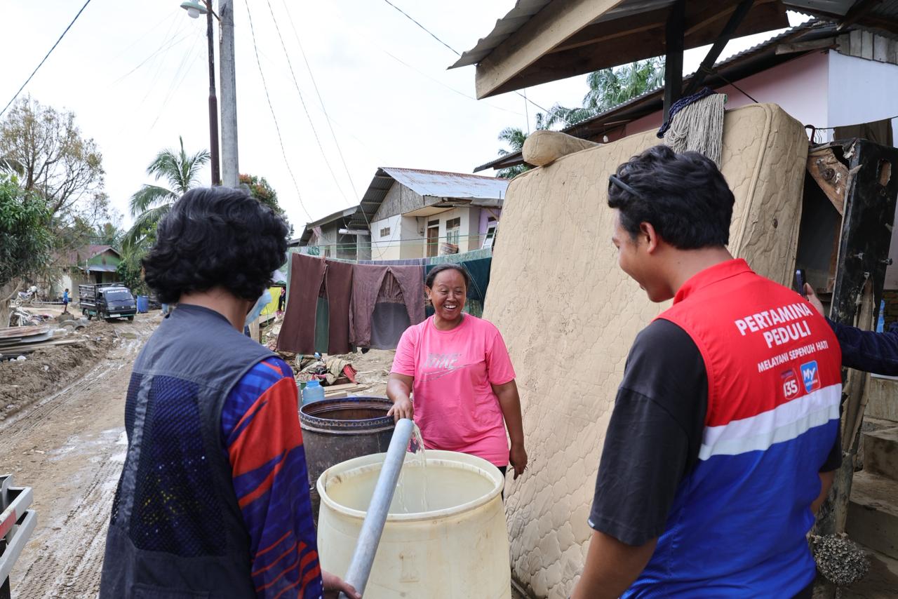 Pertamina melalui program Pertamina Peduli menyalurkan bantuan air bersih ke wilayah Kebun Tanah Kerban, Karang Baru, Aceh tamiang, Aceh, Kamis, (1/1/2026) (Dok. Pertamina / Seputarsumatera.com)