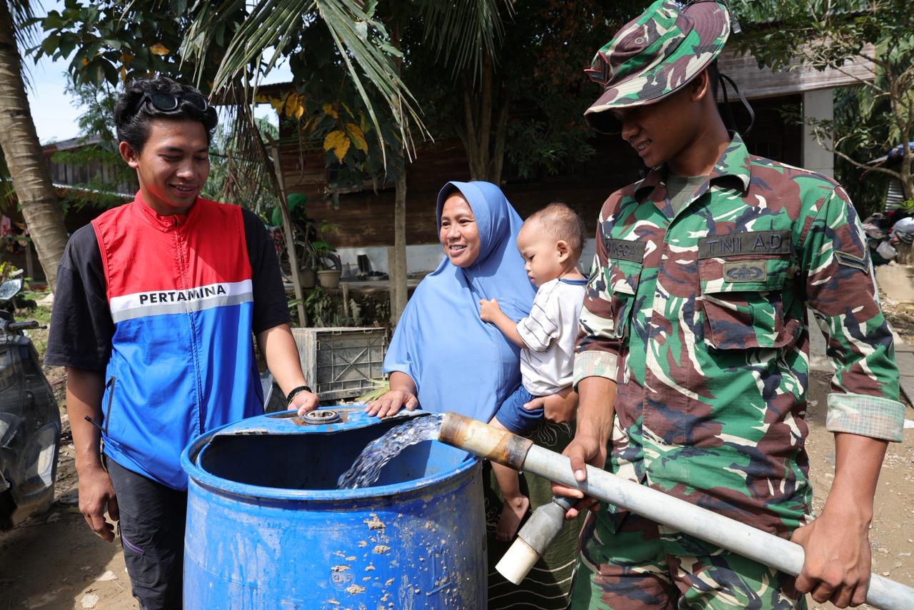 Pertamina melalui program Pertamina Peduli menyalurkan bantuan air bersih ke wilayah Kebun Tanah Kerban, Karang Baru, Aceh tamiang, Aceh, Kamis, (1/1/2026) (Dok. Pertamina / Seputarsumagera.com) 