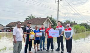 Pertamina Patra Niaga Regional Sumbagsel Lakukan Aksi Tanggap Bencana Bantu Korban Banjir di Belitang (Dok. Humas Pertamina Patra Niaga / Seputarsumatera.com)